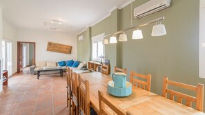 TV, fireplace - Villa Bandoleros Arenas by Ruralidays (Málaga)