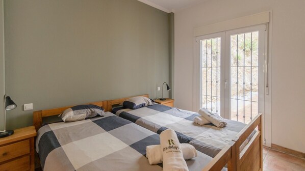 4 slaapkamers, een strijkplank/strijkijzer, reisbedje, wifi