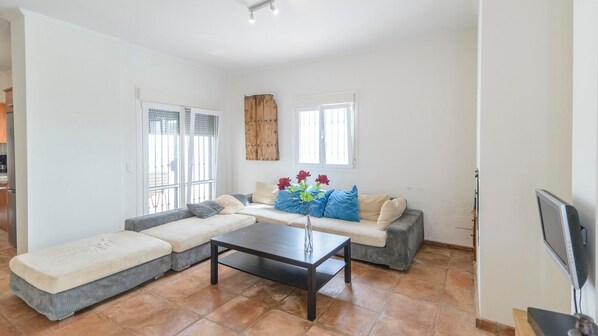 TV, fireplace - Villa Las Reinas Arenas by Ruralidays (Málaga)