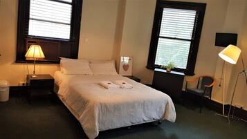 Ensuite Room with Private Bathroom | Iron/ironing board, free WiFi, bed sheets