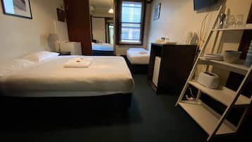 Twin Share (1 Queen and 1 Single Bed) with Shared Bathroom | Tabla de planchar con plancha, wifi gratis y ropa de cama