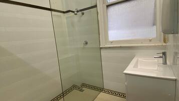 Basic Double Room with Shared Bathroom | Bathroom | Towels