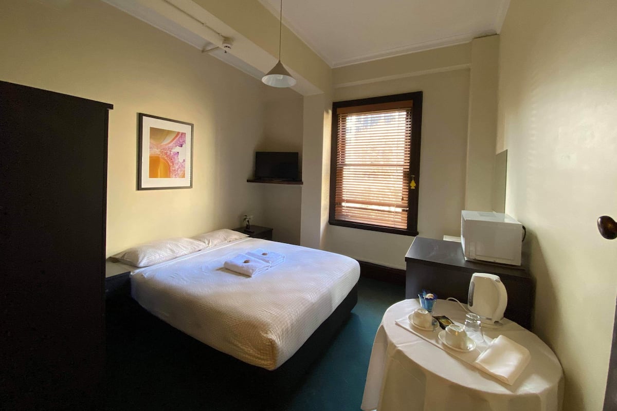 Basic Double Room with Shared Bathroom | Bügeleisen/Bügelbrett, kostenloses WLAN, Bettwäsche