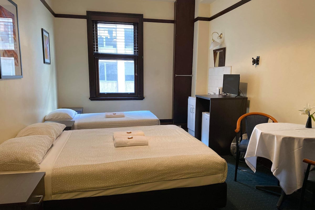 Twin Share (1 Queen and 1 Single Bed) with Shared Bathroom | Bügeleisen/Bügelbrett, kostenloses WLAN, Bettwäsche