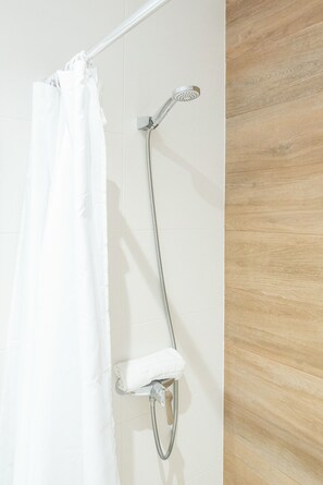 Shower, hair dryer, towels, soap - Pico Negro- apartment with two bedrooms, living room, kitchen and bathroom (Ampuero)