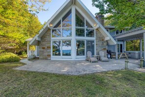 Outdoor dining - Lake Michigan Home: Steps to Muskegon State Park (Muskegon)