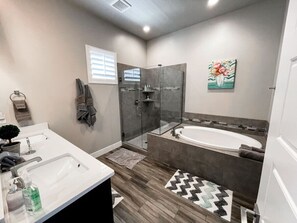 Produtos de toalete grátis, secador de cabelo, toalhas de banho 