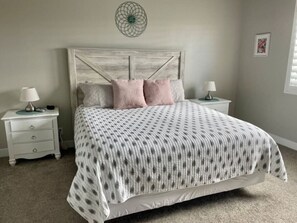 3 chambres, bureau, fer et planche à repasser, lit de bébé portatif