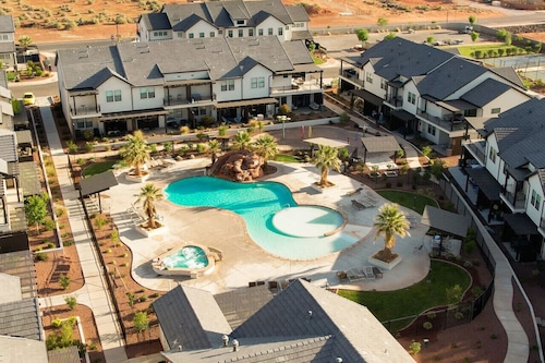 Poolside Retreat Arcade, ping pong, pickleball
