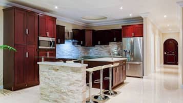 Kjøleskap, mikrobølgeovn, ovn og kokeplater