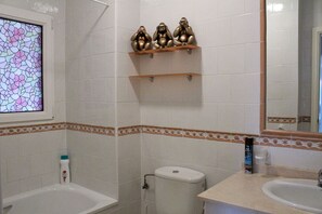 Combined shower/bathtub, hair dryer, towels, soap