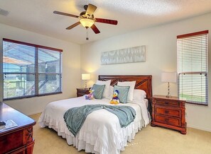 6 dormitorios, escritorio, tabla de planchar con plancha y cuna de viaje