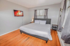 4 habitaciones, escritorio y tabla de planchar con plancha 