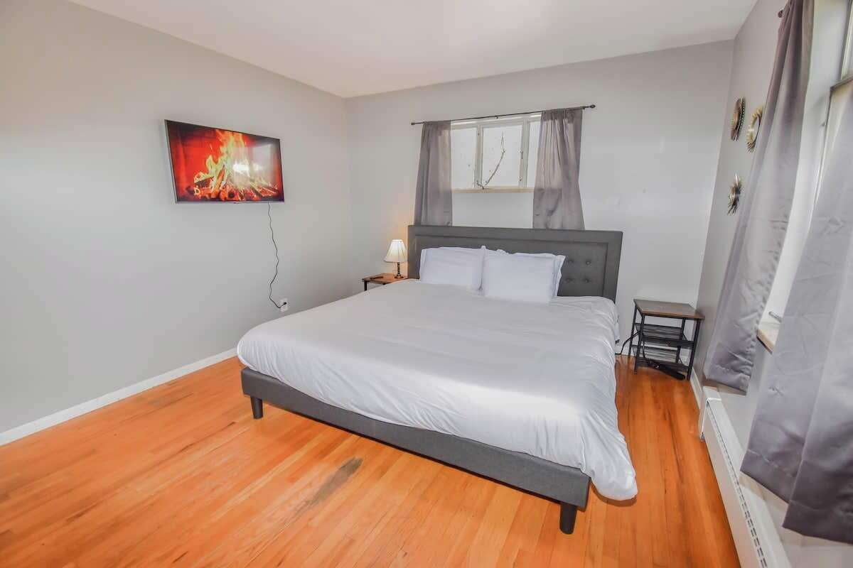 4 bedrooms, desk, iron/ironing board, travel cot