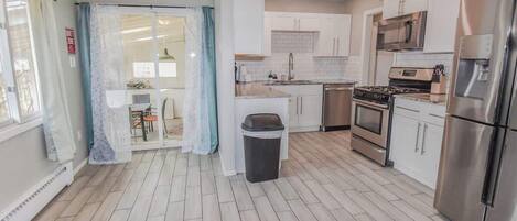 Een koelkast, een magnetron, een oven, een kookplaat