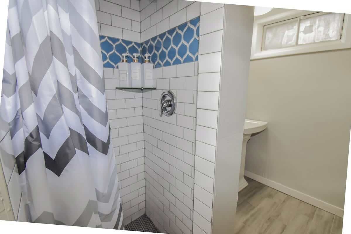 Badewanne, Haartrockner, Handtücher