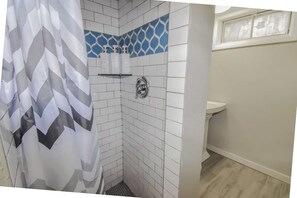 Bañera, secador de pelo y toallas