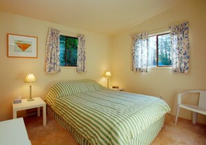 Cabaña, varias camas (122 - Mutiny Bay Waterfront Cabin) | 2 habitaciones y wifi gratis 