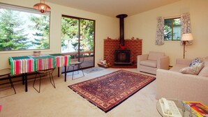 Cabin, Multiple Beds (122 - Mutiny Bay Waterfront Cabin) | Living room | TV, fireplace, DVD player - 122 - Mutiny Bay Waterfront Cabin (Freeland)