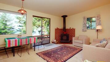 Cabin, Multiple Beds (122 - Mutiny Bay Waterfront Cabin) | Living room | TV, fireplace, DVD player