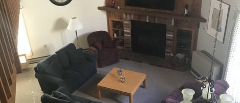 Télévision, cheminée, table de tennis de table