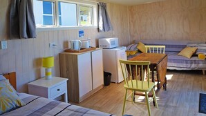 Hytte, 1 queensize-seng med sovesofa | Blendingsgardiner, strykejern/-brett, wi-fi (mot et tillegg) og sengetøy