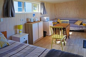 เคบิน, เตียงควีนไซส์ 1 เตียง และโซฟาเบด | ผ้าม่านกันแสง, เตารีด/โต๊ะรีดผ้า, Wi-Fi, ผ้าปูที่นอน