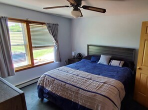4 bedrooms, iron/ironing board, free WiFi, bed sheets - Thousand Islands- perfect for families/sportsman paradise (Clayton)