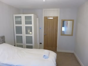 1 habitación, escritorio, tabla de planchar con plancha y wifi 