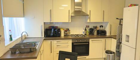 Jääkaappi, mikroaaltouuni, uuni, liesi