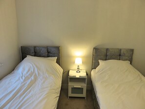 1 habitación, escritorio, tabla de planchar con plancha y wifi 