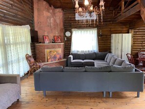 Rumah Pohon Grand | Ruang keluarga | Televisi LCD 101-inci dengan saluran TV satelit dan TV