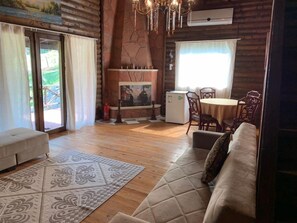 Rumah Pohon Panorama | Ruang keluarga | Televisi LCD 101-inci dengan saluran TV satelit dan TV