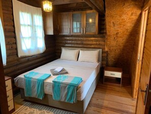 Rumah Pohon Panorama | Ruang keluarga | Televisi LCD 101-inci dengan saluran TV satelit dan TV