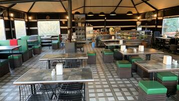 Bao gồm bữa sáng đặc sản địa phương hàng ngày