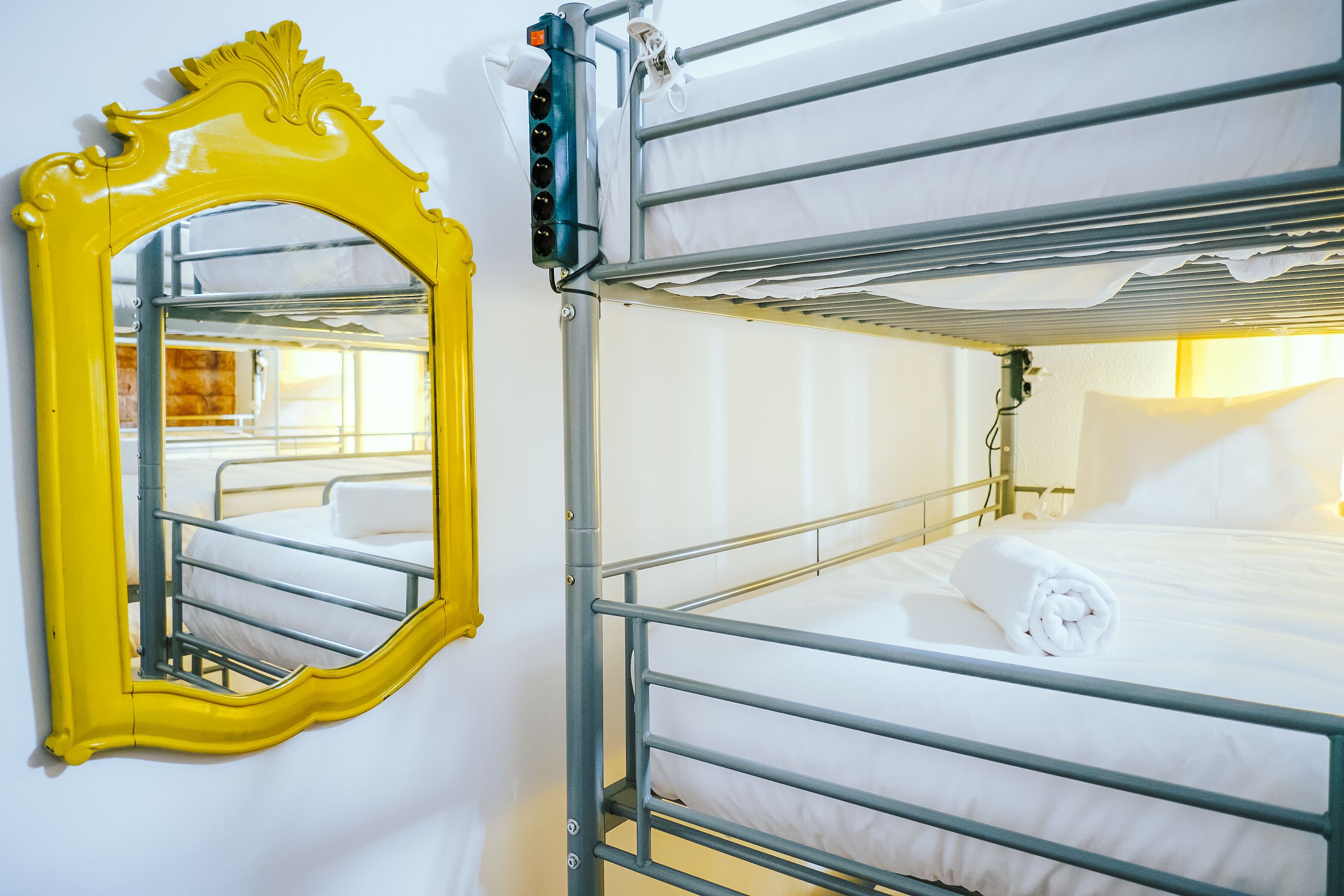 Una cama litera con un espejo y una toalla sobre la cama.