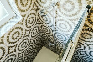 تجهيزات دش، مجففات شعر، مراحيض شطف، مناشف