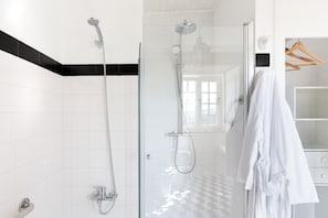 Habitación Deluxe con 1 cama matrimonial o 2 individuales, vista al río | Baño | Regadera, amenidades de baño de diseñador, secadora de cabello, batas