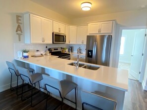 Geladeira, micro-ondas, fogão, cooktop