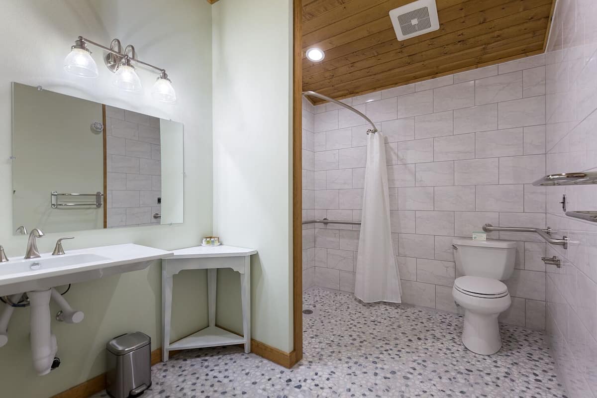 #13 Road Trip Inn | Bathroom | Free toiletries, hair dryer, bathrobes, towels