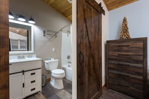 #2 Surfs Inn | Bathroom | Free toiletries, hair dryer, bathrobes, towels - Woodland Inns (Forks)