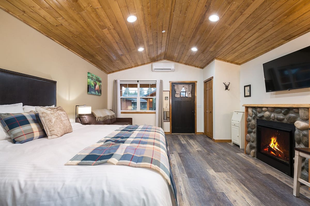 #9 Roosevelt Inn | 1 bedroom, premium bedding, pillowtop beds, in-room safe