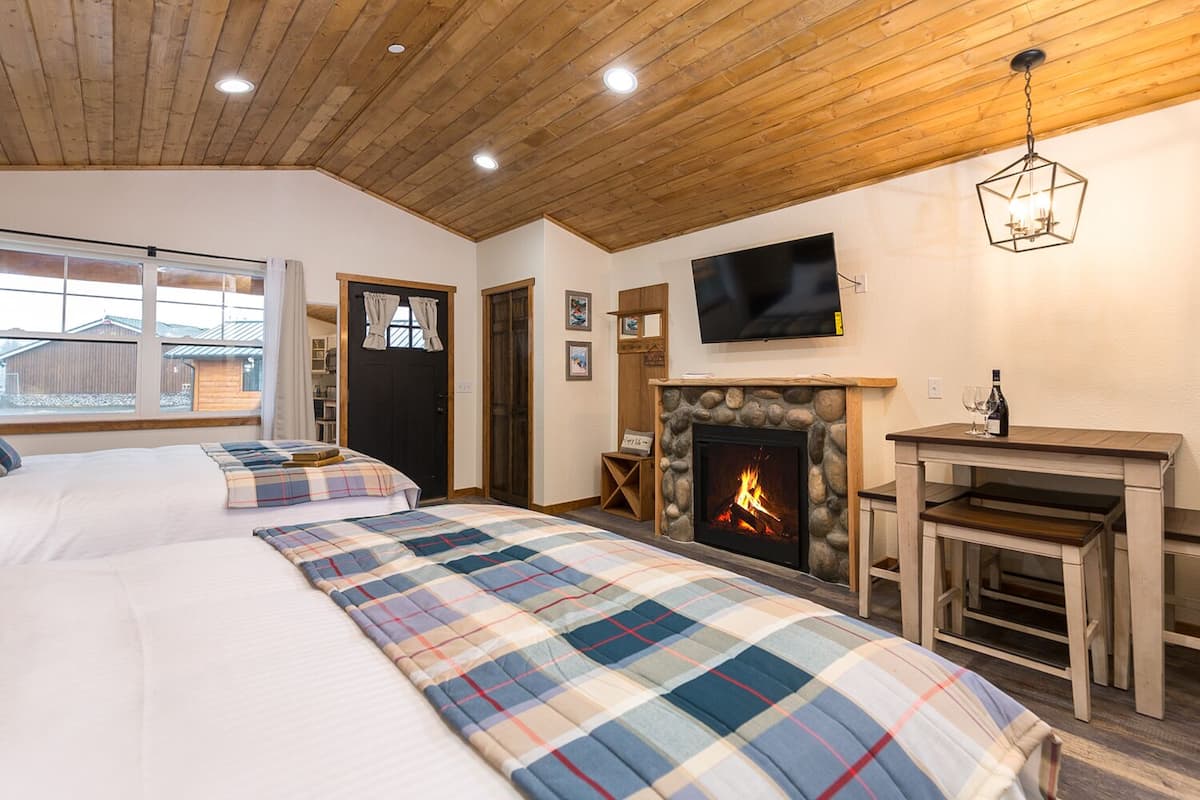 #4 Explorers Inn | 1 bedroom, premium bedding, pillowtop beds, in-room safe