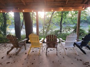 Un espace de repos abrité, avec des chaises disposées face à un paysage naturel.