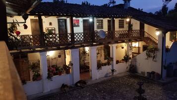 Fassade der Unterkunft – Abend/Nacht