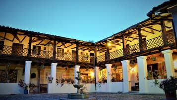 Mặt tiền nơi lưu trú - ban đêm