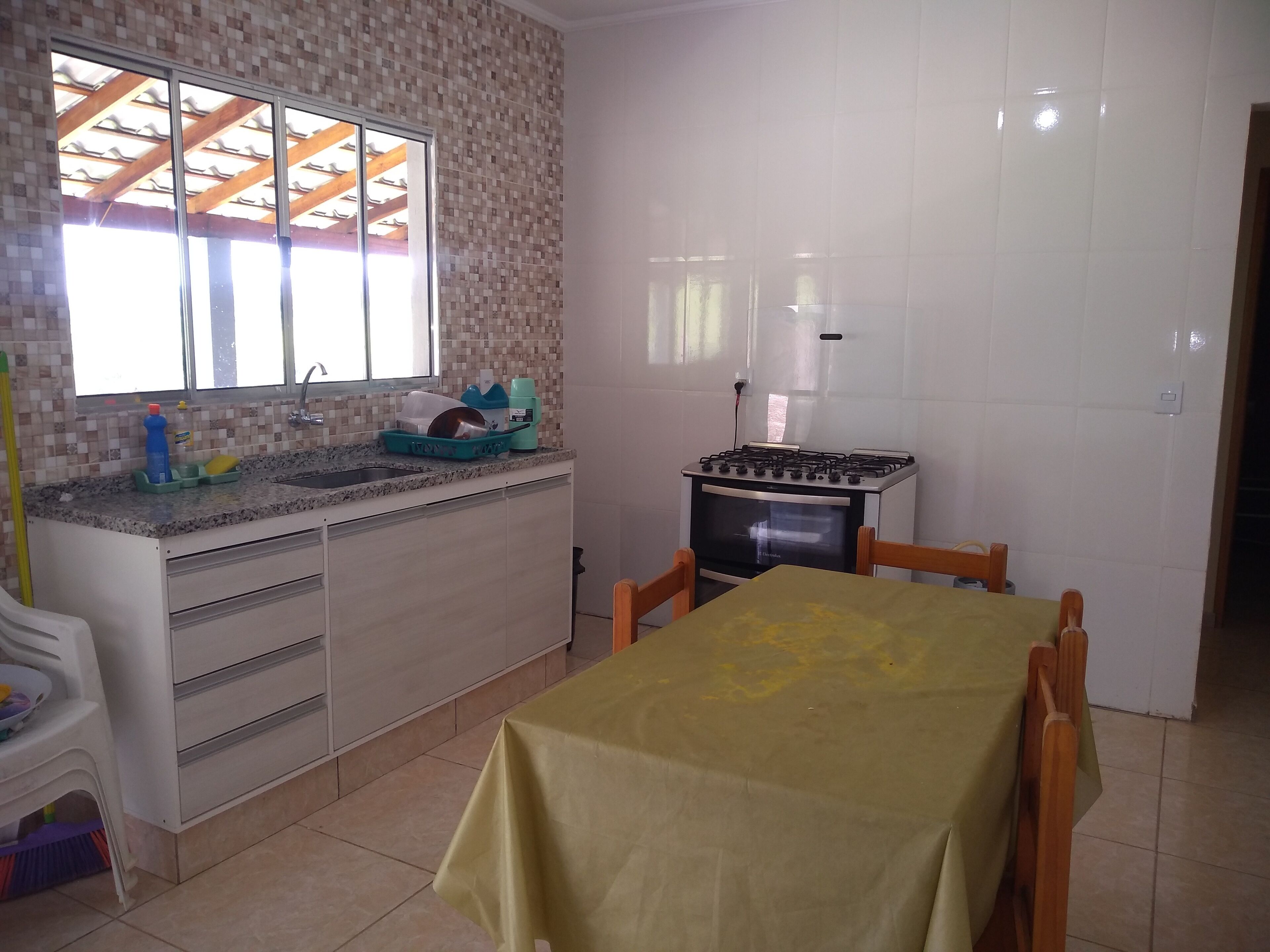 Geladeira, micro-ondas, cooktop, chaleira elétrica