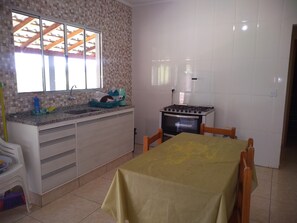 Geladeira, micro-ondas, cooktop, chaleira elétrica