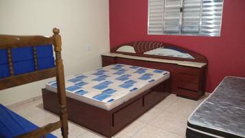 2 quartos, ferros/tábuas de passar roupa