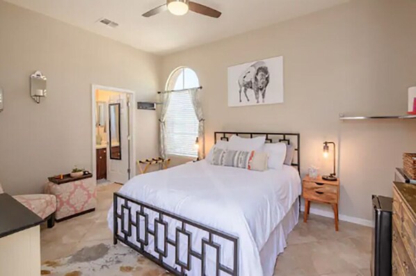 مكواة/لوح كي وسرير سفر وواي فاي مجانًا وملاءات أسرّة